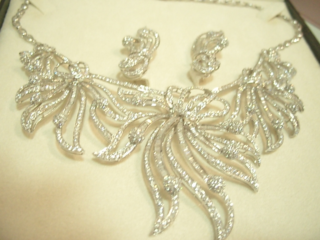 Conjunto em Ouro Branco 18k com Diamante