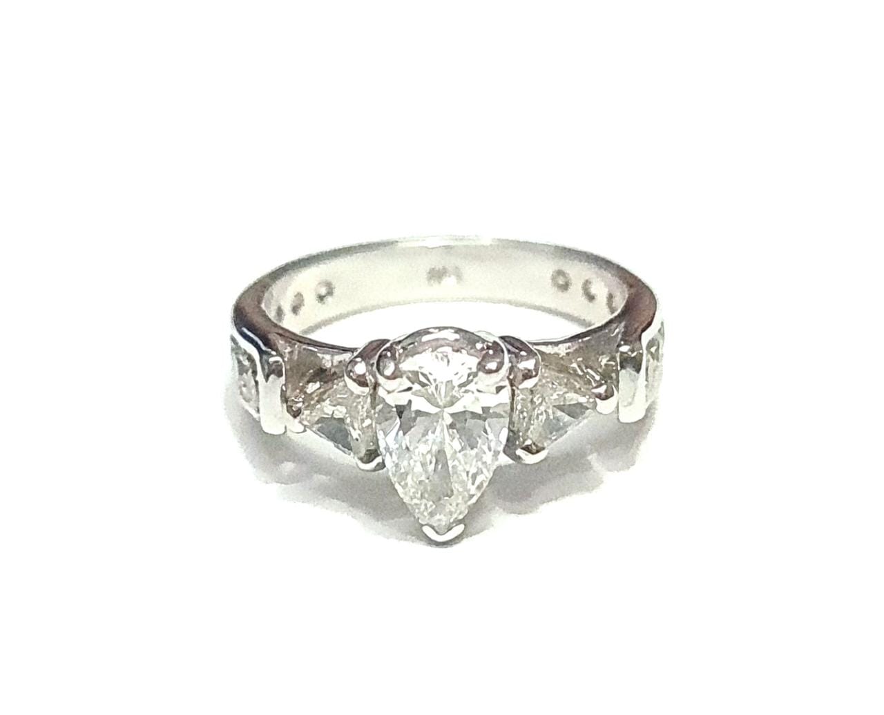 Anel Solitário em Ouro Branco 18k com Diamante