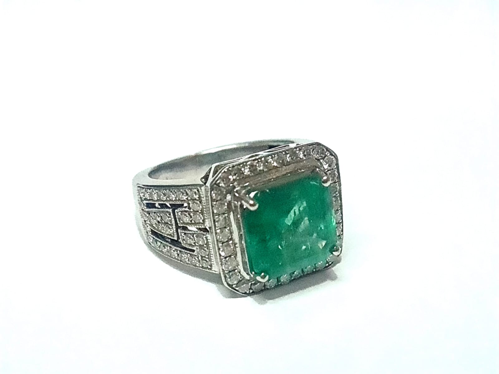 Anel em Ouro Branco 18k com Esmeralda