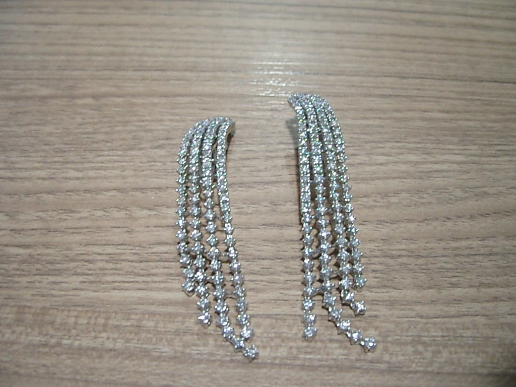 Brinco em Ouro Branco 18k com Diamante II