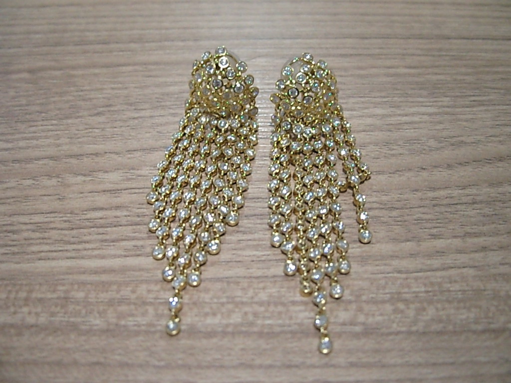 Brinco Cravação Inglesa em Ouro Amarelo 18k com Diamante