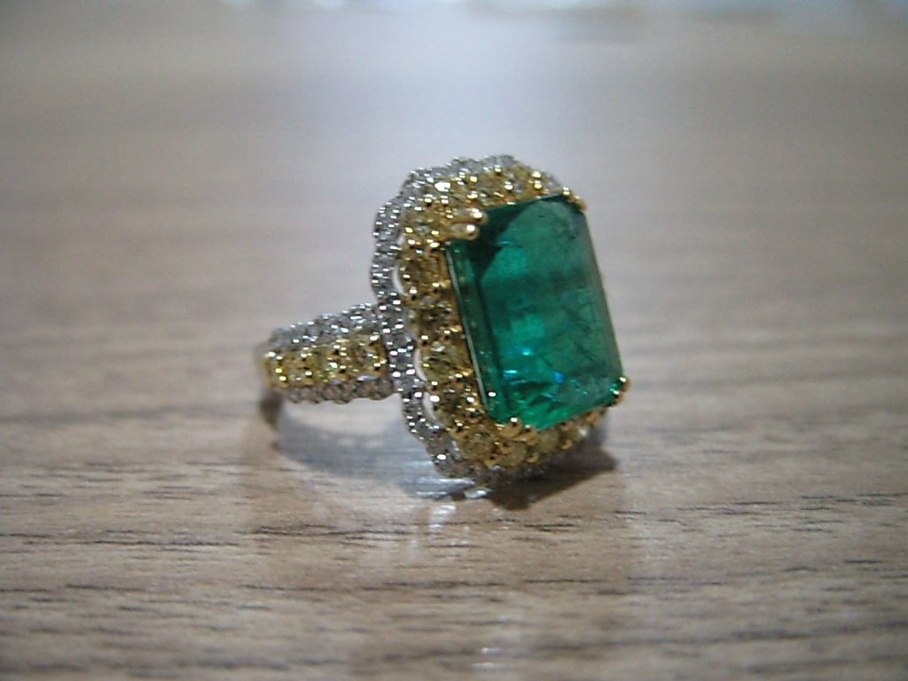 Anel em Ouro Branco 18k com Diamante e Esmeralda