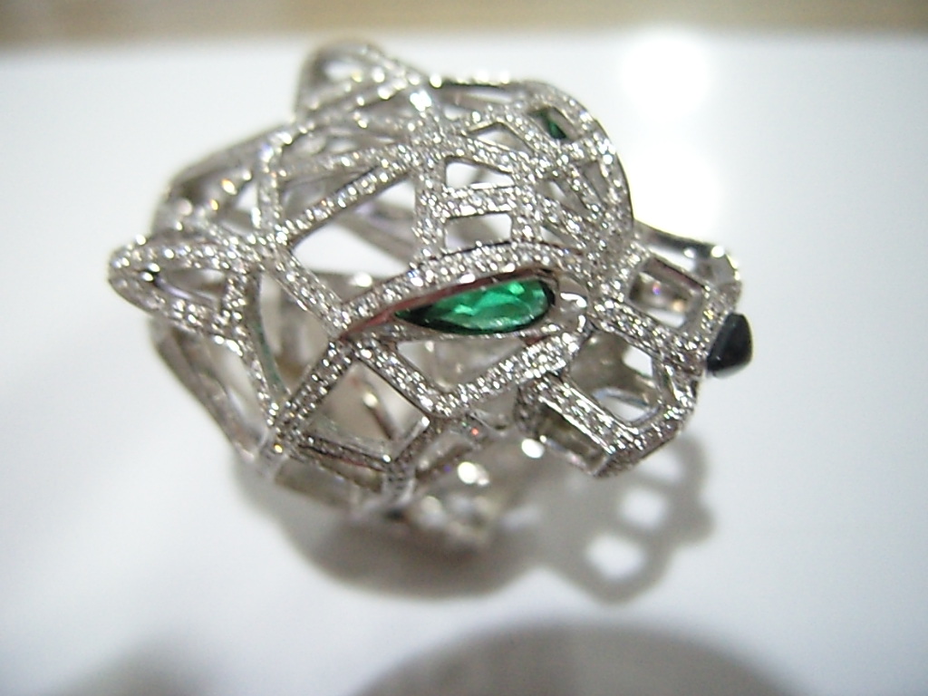 Anel Pantera em Ouro Branco 18k com Esmeralda
