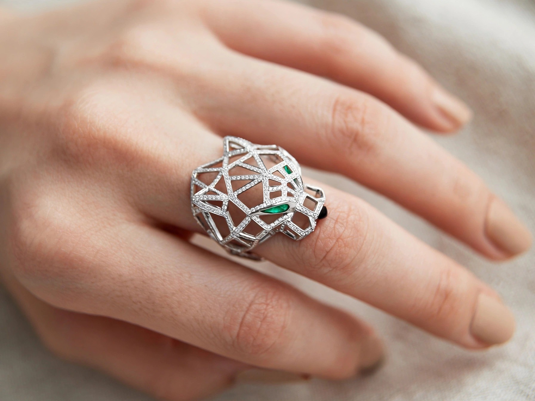 Anel Pantera em Ouro Branco 18k com Esmeralda