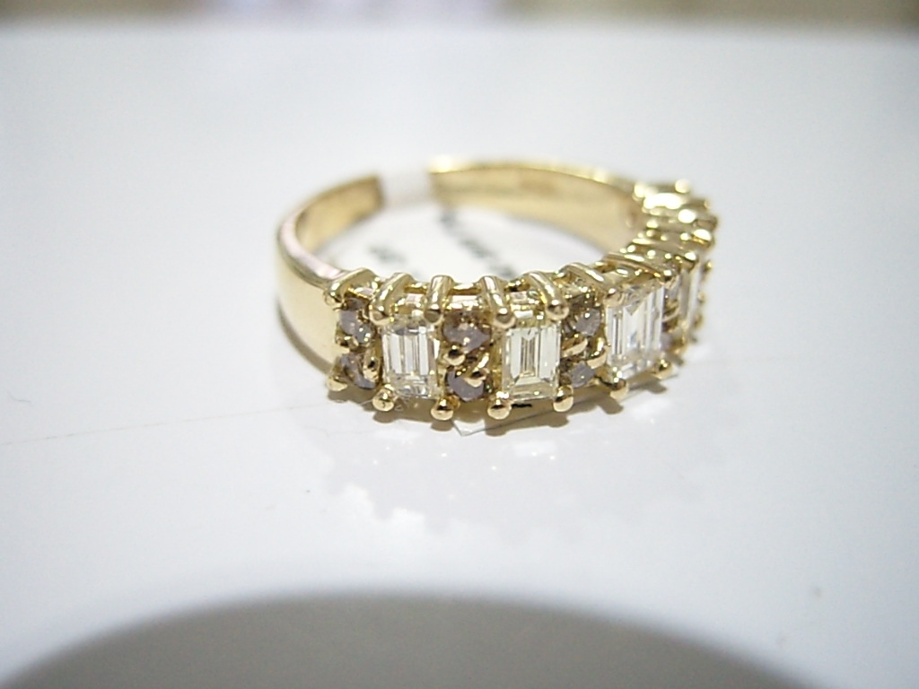 Meia Aliança Baguete em Ouro Amarelo 18k com Diamante