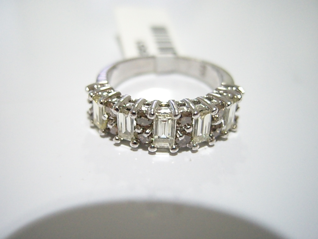 Meia Aliança Baguete em Ouro Branco 18k com Diamante