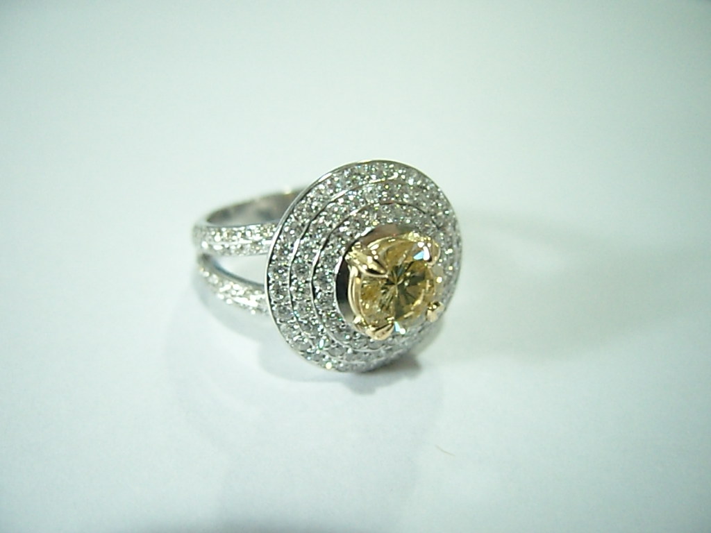 Anel Solitário em Ouro 18k com Diamante