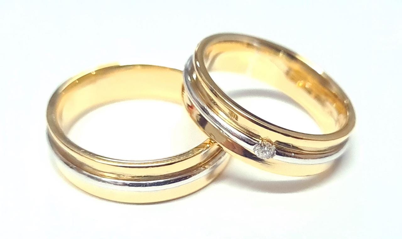 Aliança em Ouro Branco 18k com Diamante III