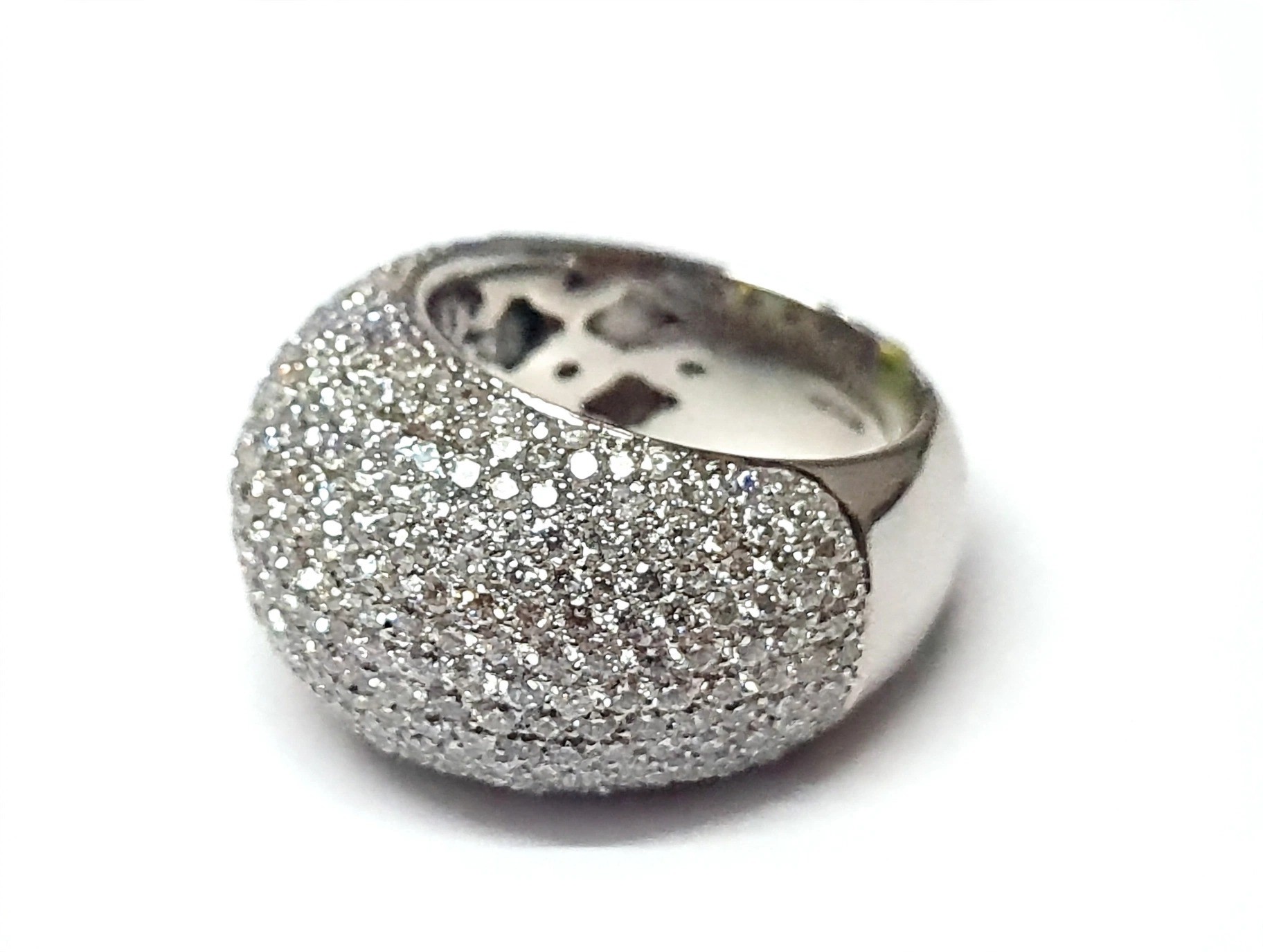 Anel em Ouro Branco 18k com Diamante