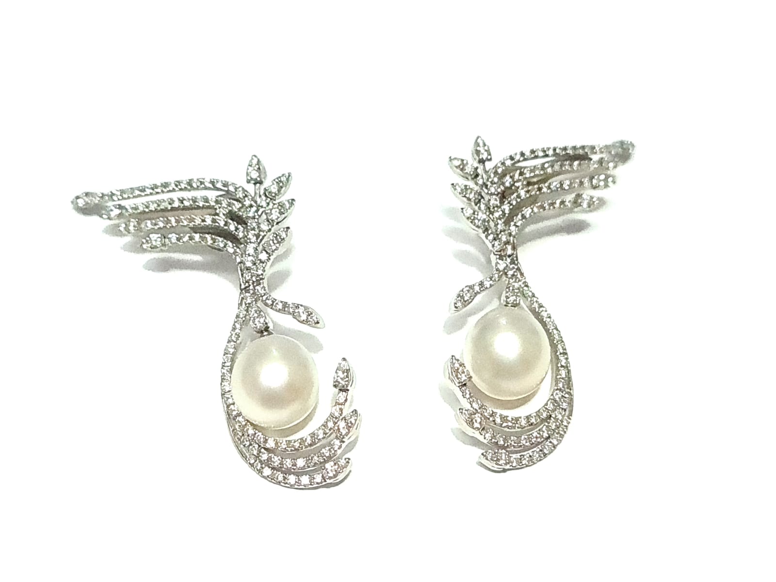 Brinco em Ouro Branco 18k com Diamante e Pérola