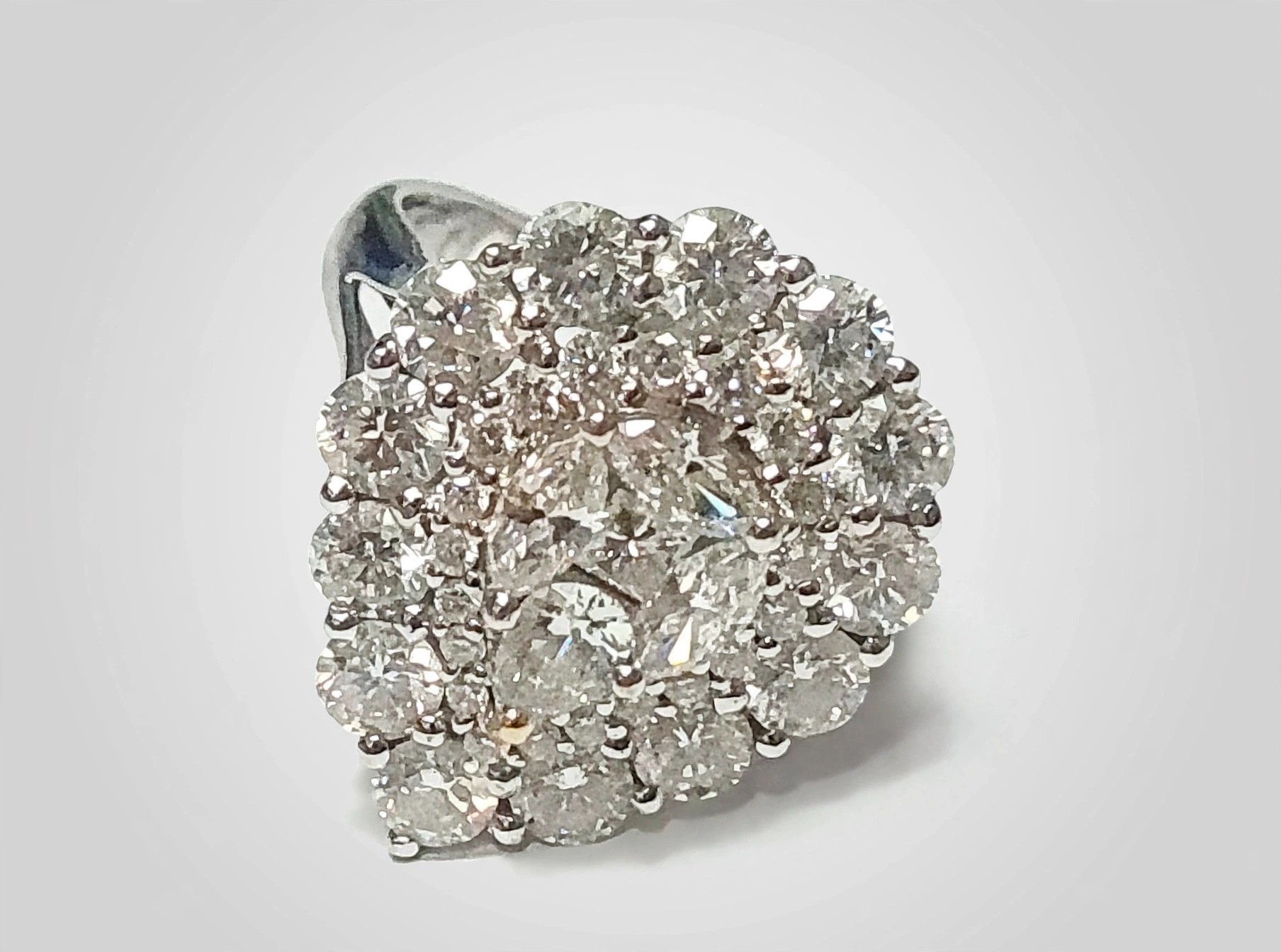 Anel em Ouro Branco 18k com Diamante II