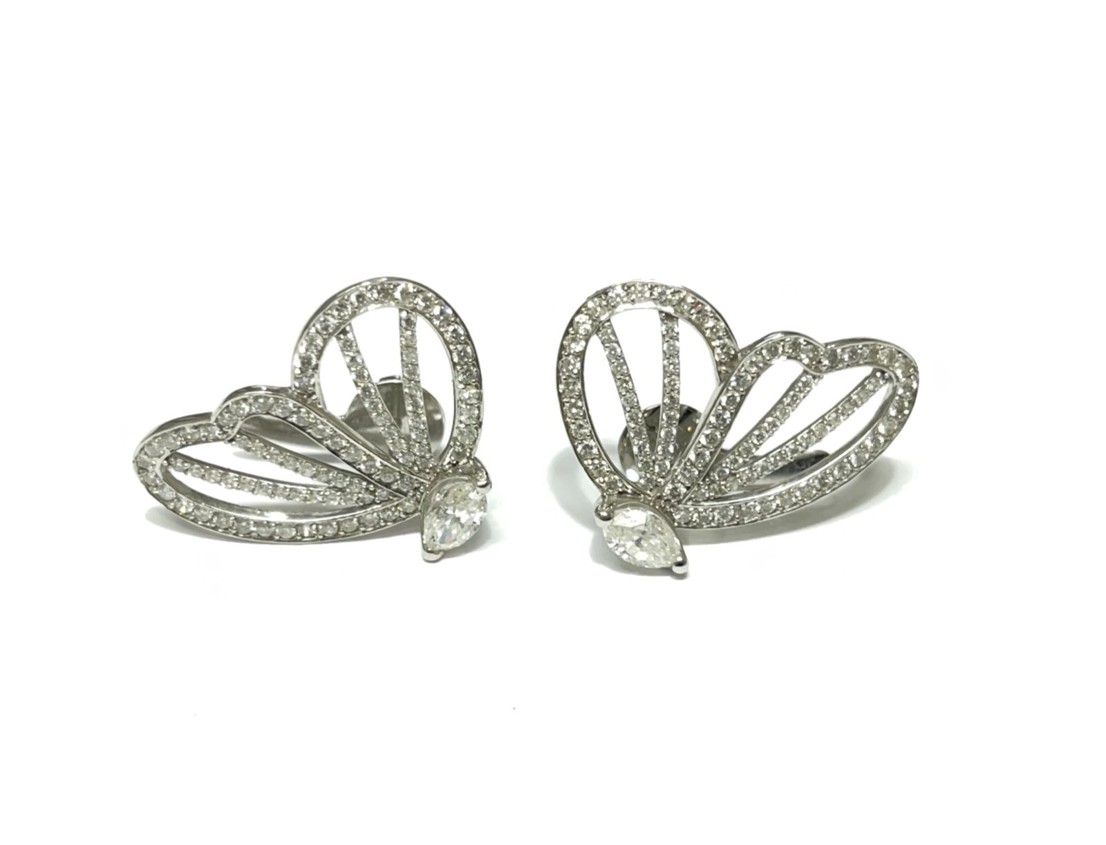 Brinco Borboleta em Ouro Branco 18k com Diamante