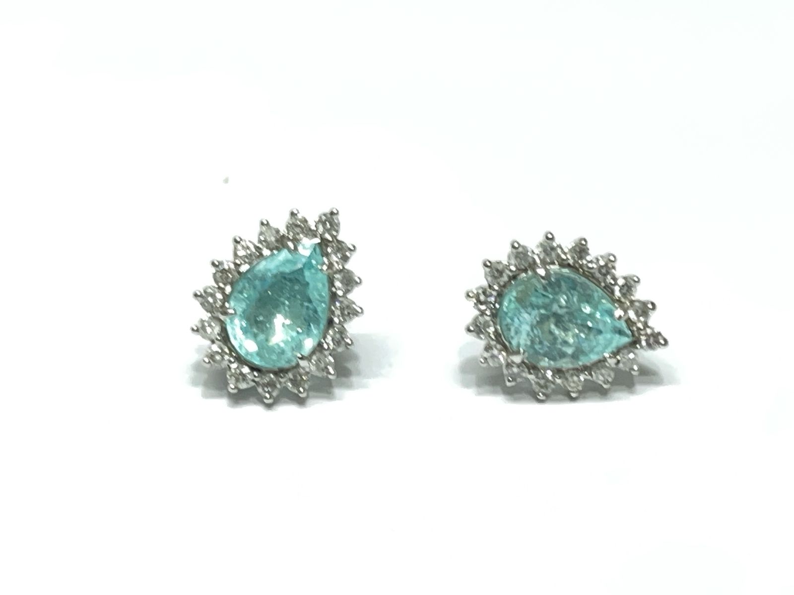 Brinco em Ouro Branco 18k com Diamante
